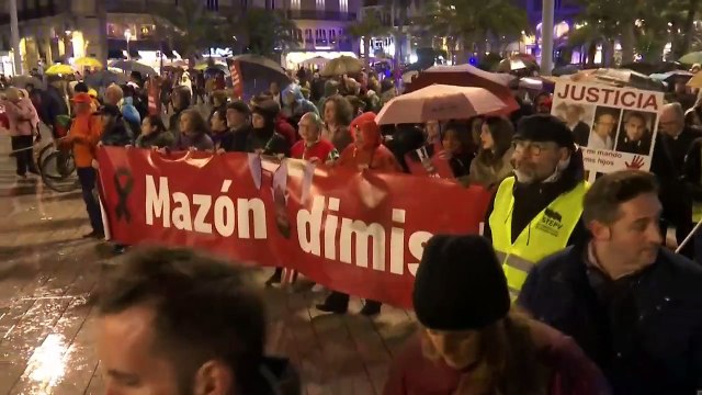 Una cuarta manifestación masiva desafía a la lluvia para exigir la dimisión de Mazón
