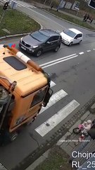 UN SEGUNDO PUEDE CAMBIARLO TODOEn Polonia, un nene cruzó sin mirar con su bici y fue atropellado por un camión. Increíblemente, salió ileso y fue levantado por su papá segundos después.La policía publicó el video co