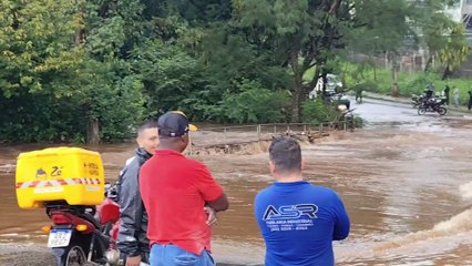 Rio sobe um metro acima da ponte na Rua Souza Naves Sul durante o temporal