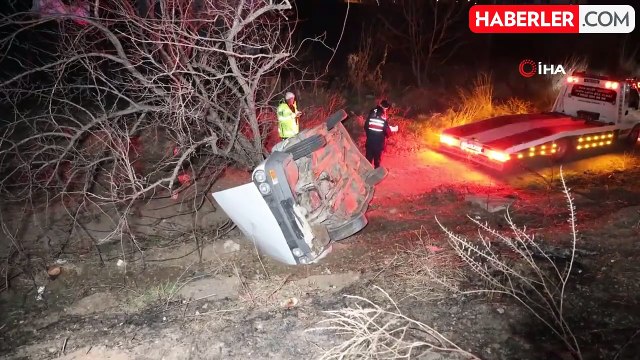 Aksaray'da Şarampole Devrilen Otomobil Ağaca Çarparak Durdu: 3 Yaralı