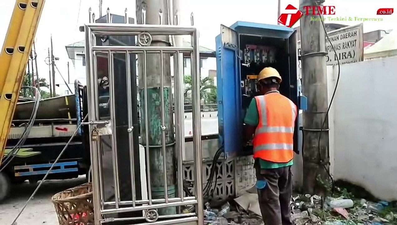 KOMPLOTAN PENCURI KABEL LISTRIK TEREKAM CCTV