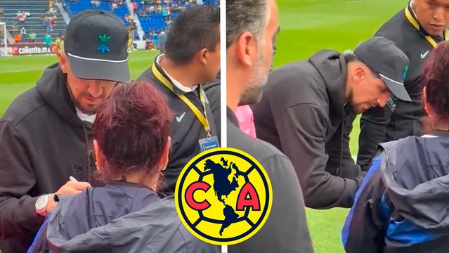 Diego Valdés firma autógrafos en Ciudad de los Deportes mientras sigue la incertidumbre sobre su futuro