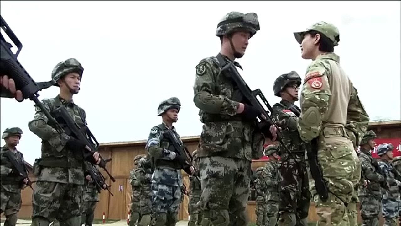 Film Pasukan Khusus Seorang veteran 5 tahun mengolok-olok instruktur wanita, yang mengalahkannya