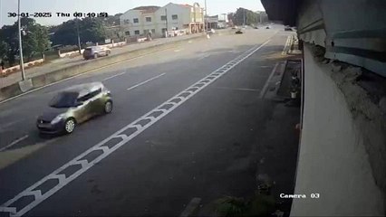 轿车撞倒女骑士后逃逸，槟城警方跨州追查嫌疑司机🚗