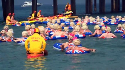 Hundreds of Marilyn Monroe-inspired swimmers raise funds for cancer research at Adelaide's Brighton Beach