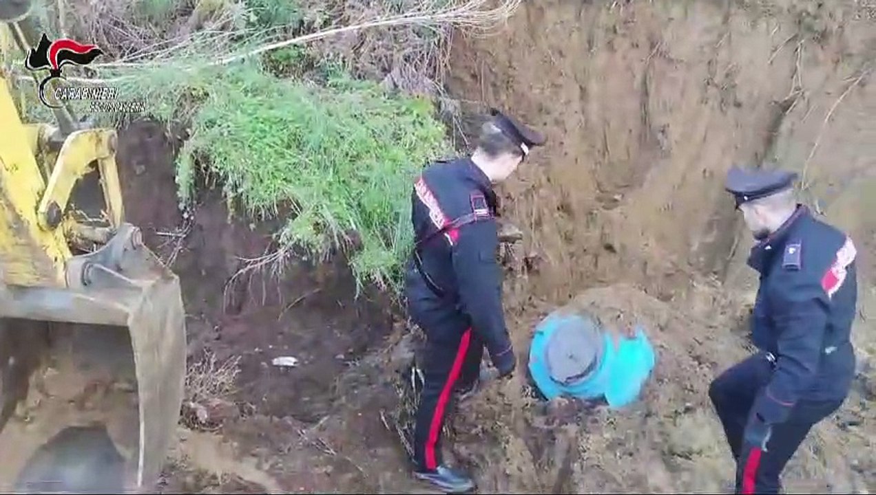 Decine di armi da guerra e chili di cocaina sottoterra: un arsenale sepolto nella Piana di Gioia Tauro