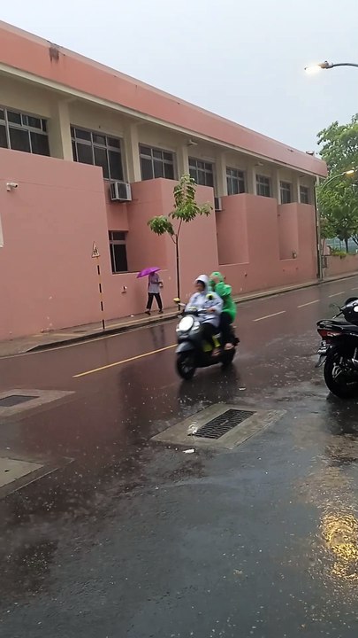 Raining ⛈️☔ mausumi Maldives #shorts #shortvideo #most #wind#maldives