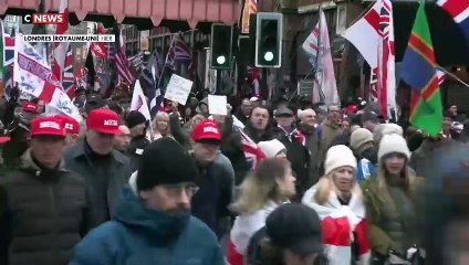 Royaume-Uni : les Londoniens manifestent pour la libération d'une figure de l'extrême-droite soutenue par Elon Musk