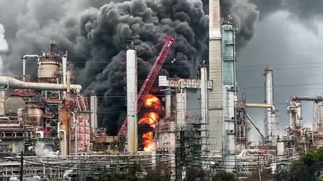 حريق هائل في مصفاة كاليفورنيا