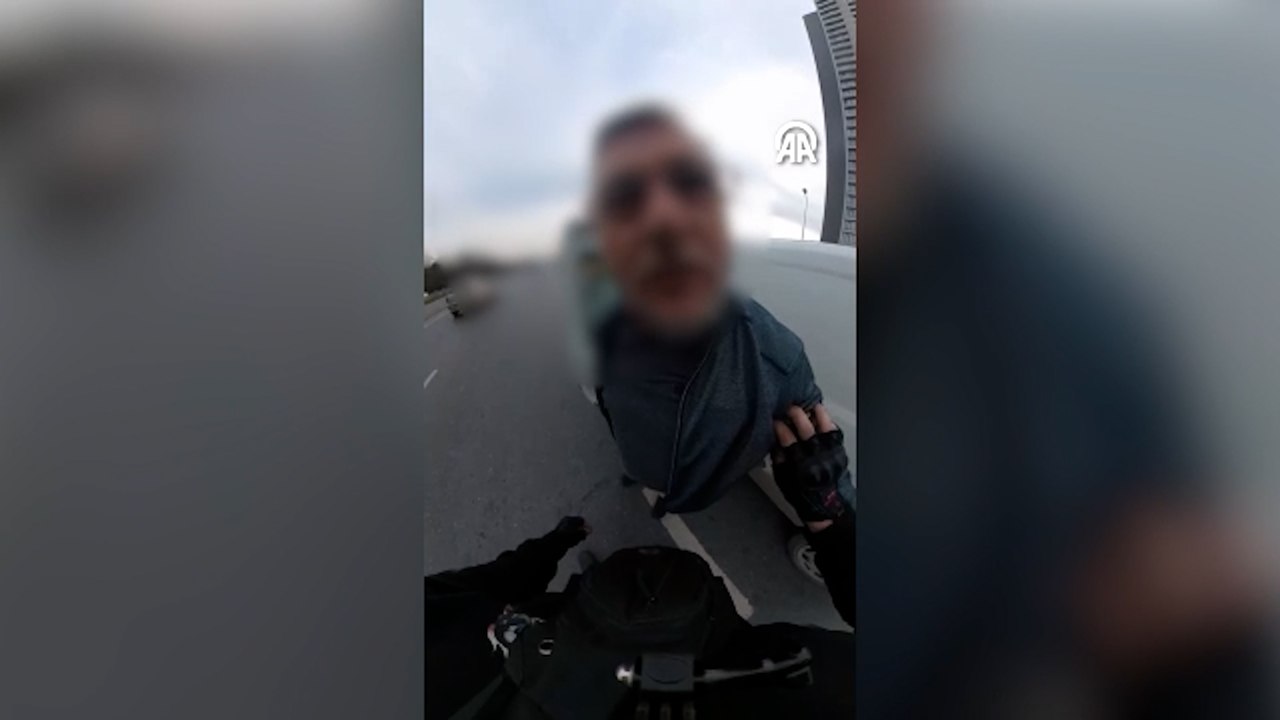 Esenyurt'ta trafik magandası motosikletliye bıçak çekti! Korku dolu anlar kamerada
