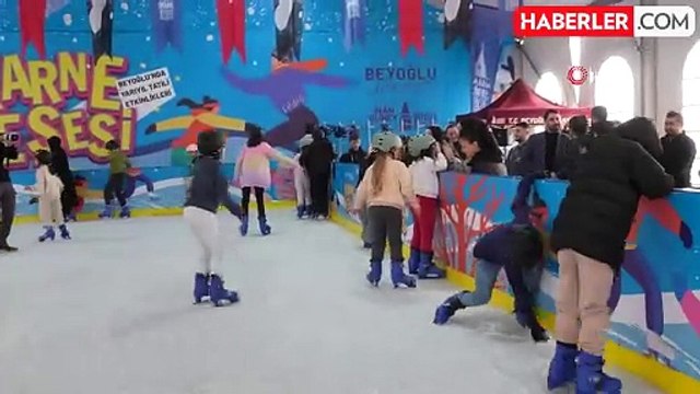 Beyoğlu'nda Öğrenciler Buz Pateni ile Eğlenceli Yarıyıl Tatili Geçirdi