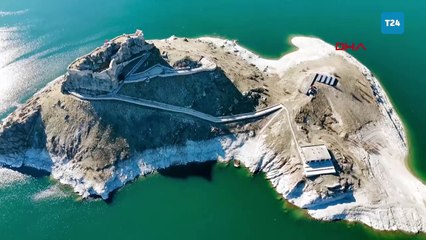 Sular çekildi, ada görünümlü 2 bin 800 yıllık Pertek Kalesi’nin nizamiyesi ortaya çıktı