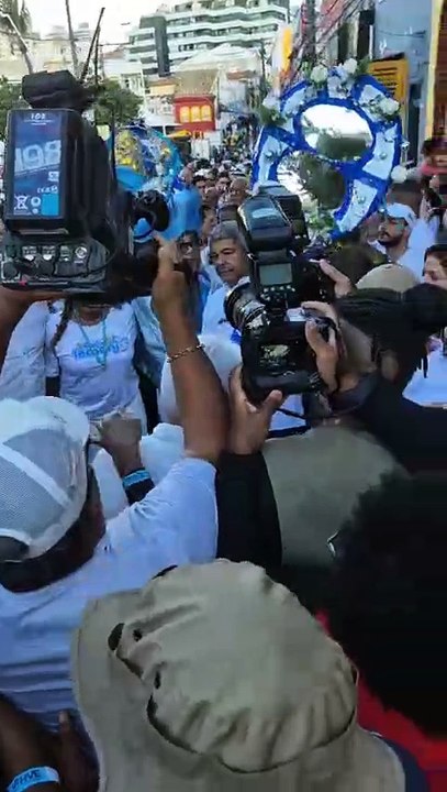 Ao lado de Margareth Menezes e secretários, Jerônimo chega a Festa de Iemanjá