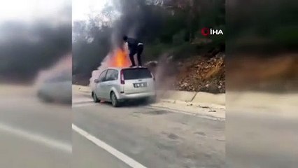 Otoyolda inanılmaz anlar! Yangını su şişesiyle söndürmeye çalıştı!