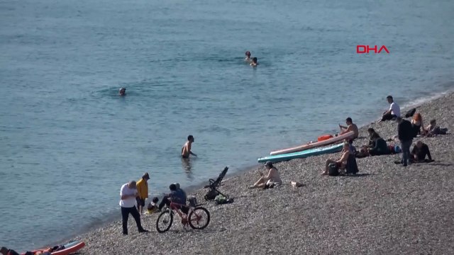 Antalya'da da tatilin son gününde sahilde yoğunluk