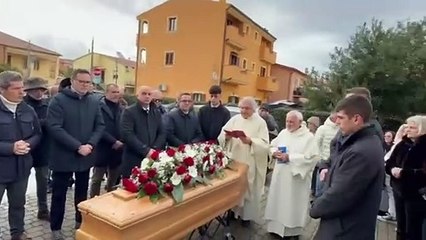 Olbia, cori e fumogeni per l'addio a Ernesto Truddaiu: ?Salutiamo il capitano?