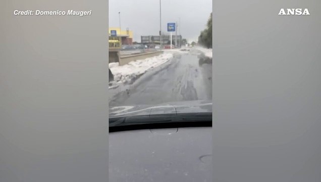 Violenta grandinata nei paesi dell'Etna, un torrente in piena