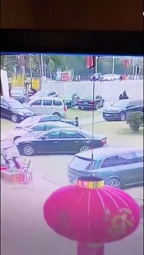 Un gamin jette un pétard dans une bouche d'égout et boooom