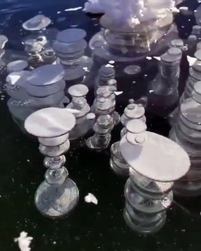 Des bulles de méthane piégées dans la glace sur un lac gelé... magnifique