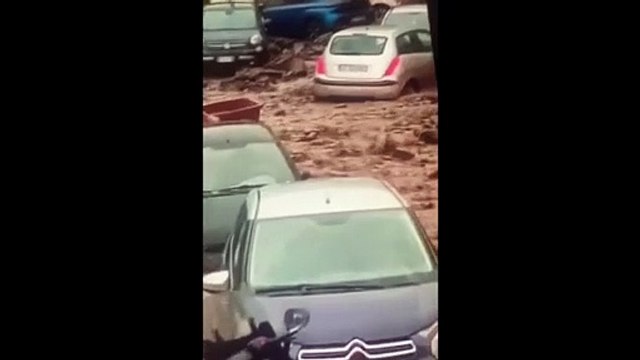 Messina, esonda il torrente Zafferia: il fango trascina le auto