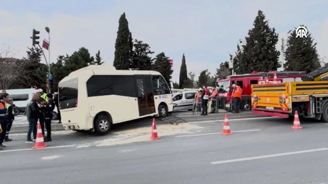 İstanbul'da minibüs şoförünün bacağına bariyer saplandı