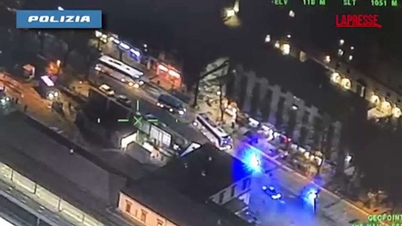 Calcio, il video dell'assalto degli ultras dell'Udinese al treno dei tifosi del Venezia