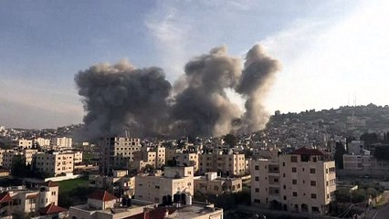 أعمدة دخانية متصاعدة من مدينة جنين بعد تفجير عدة مبان في المنطقة