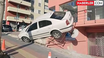 Engelli Bireyin Hatasıyle Otomobil Merdivende Asılı Kaldı