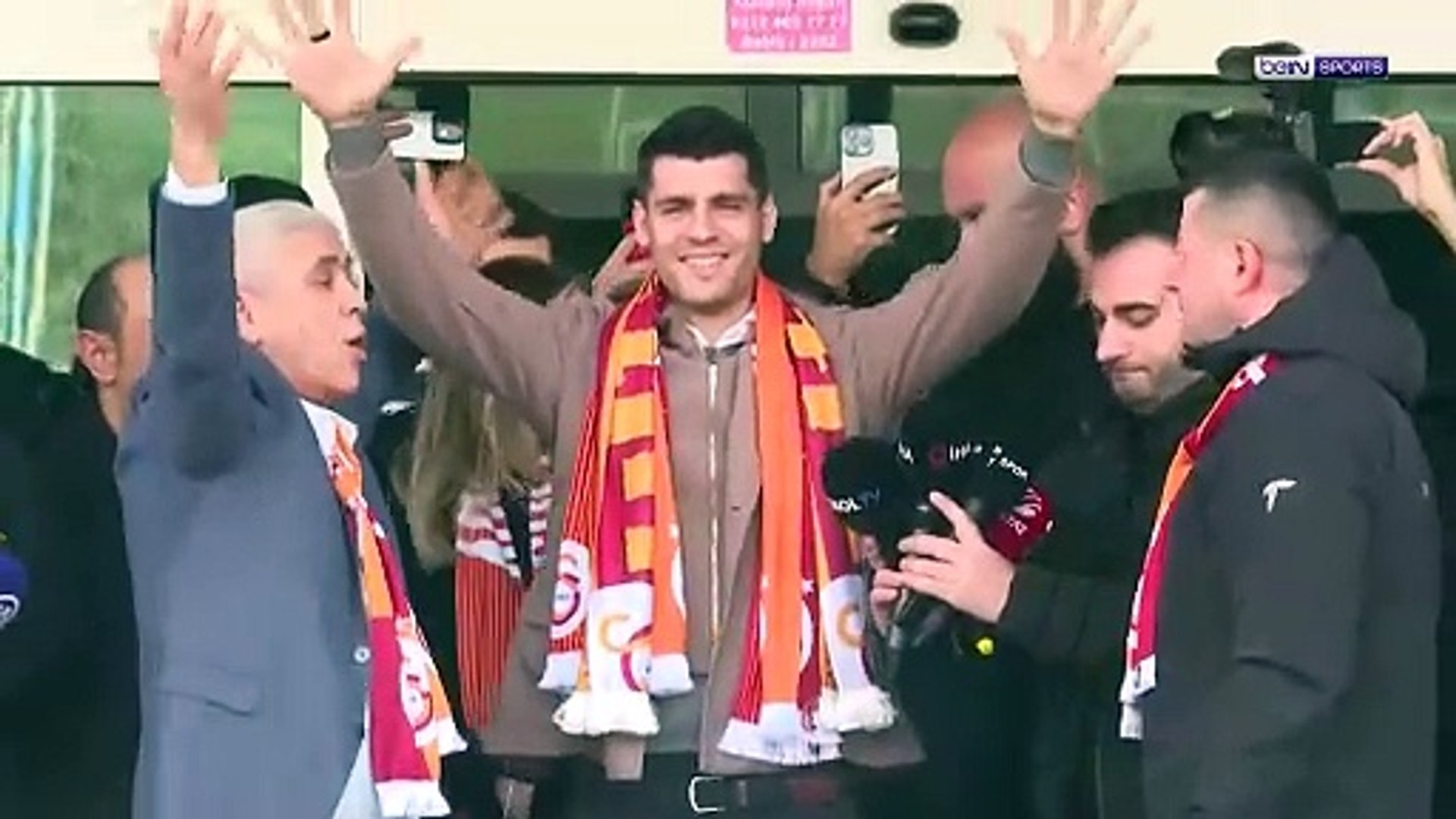 Morata dirige la 'orquesta' de la aficin de Galatasaray nada ms aterrizar en Estambul