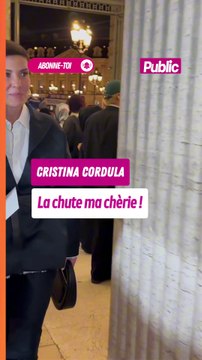 Cristina Cordula chute en arrivant au défilé Giambattista Valli au pavillon Vendôme pour la collection Haute Couture Printemps/Eté 2025 lors de la Fashion Week de Paris (PFW)