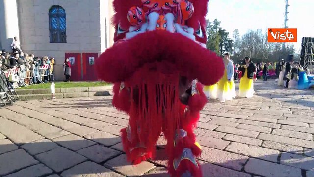 Ecco i ragazzi sotto il costume della danza del Leone del Capodanno cinese a Milano