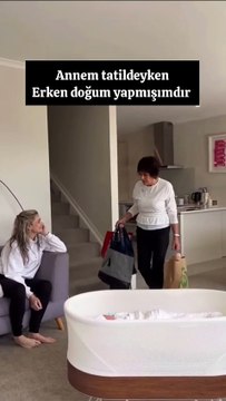 Annesi tatildeyken erken doğum yapan kadın annesine bebeği ile güzel bir sürpriz hazırlıyor. Anne önce kızını kontrol edip, sarılıp daha sonrasında torununun yanına gidiyor 😊