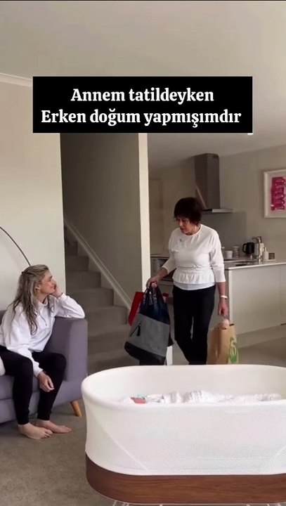 Annesi tatildeyken erken doğum yapan kadın annesine bebeği ile güzel bir sürpriz hazırlıyor. Anne önce kızını kontrol edip, sarılıp daha sonrasında torununun yanına gidiyor 😊
