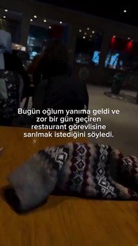 Bir restoran çalışanının zor bir mesai geçirdiğini fark eden ufaklığın yaptığı tatlı sürpriz 😊🙏🏻