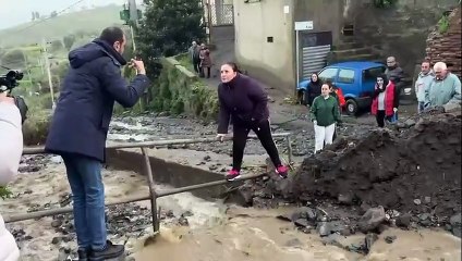 Maltempo a Zafferia, una quarantina le famiglie isolate sette ore dopo il nubifragio. Sopralluogo del sindaco Basile