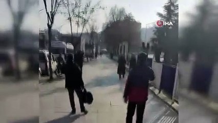 Birbirlerine bıçak ve silahla saldıran dolmuş şoförlerinin yardım bekledikleri anlar kamerada