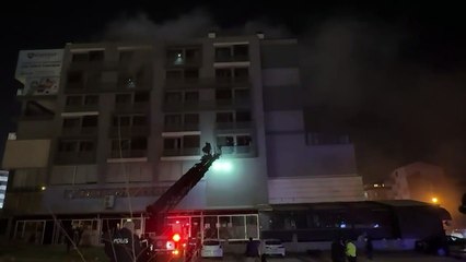Denizli'de 7 katlı binada yangın! Mahsur kalan telefon ışığıyla yardım istedi