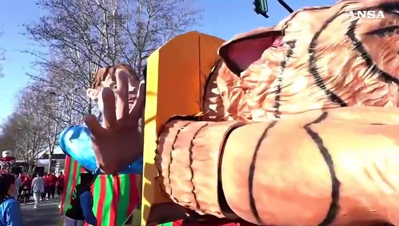 Sfilata di carri per il Carnevale a Torino