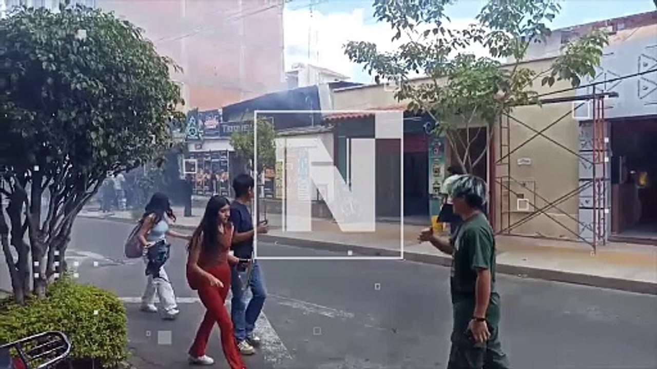 ¡Se escuchó una explosión! Incendio de magnitud en una plaza de comidas en la calle 16 de julio