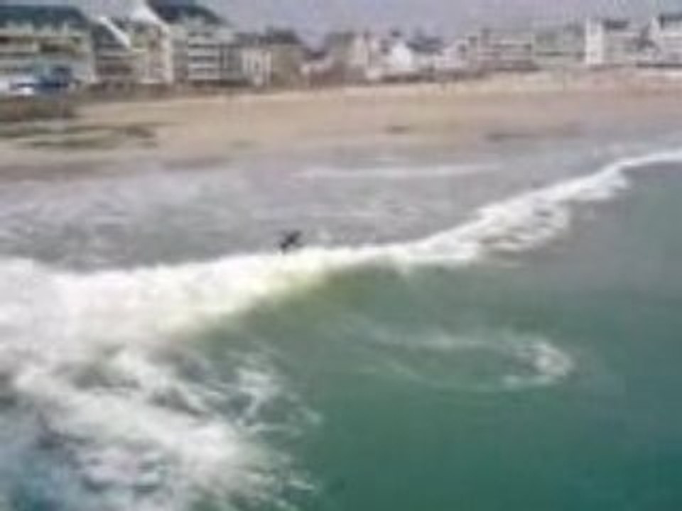 quentin qui surf au quai sur la grande plage de quiberon