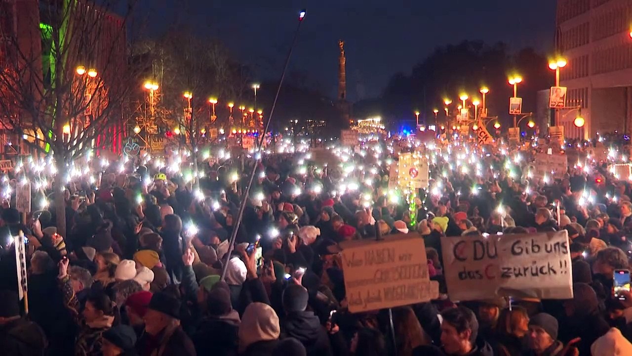 Milhares protestam em Berlim contra aliança da direita com extrema direita