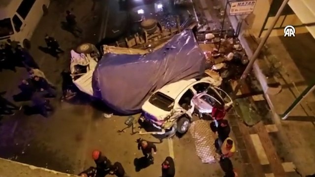 Bir kamyon çarptığı otomobille birlikte üst geçitten düştü