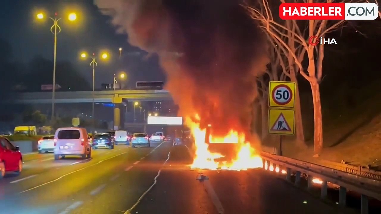 İstanbul Avrupa Otoyolu'nda Araç Alev Alev Yandı