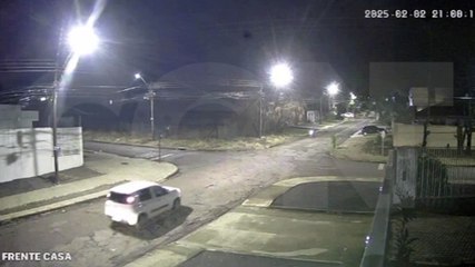 Vídeo mostra carro fechando motociclista e sendo atingido por moto no Alto Alegre