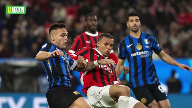 Santiago Giménez, presente junto a Zlatan Ibrahimovic en el derbi entre AC Milan e Inter
