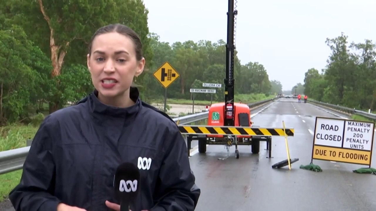Bruce Highway bridge collapse cuts off flooded north Queensland
