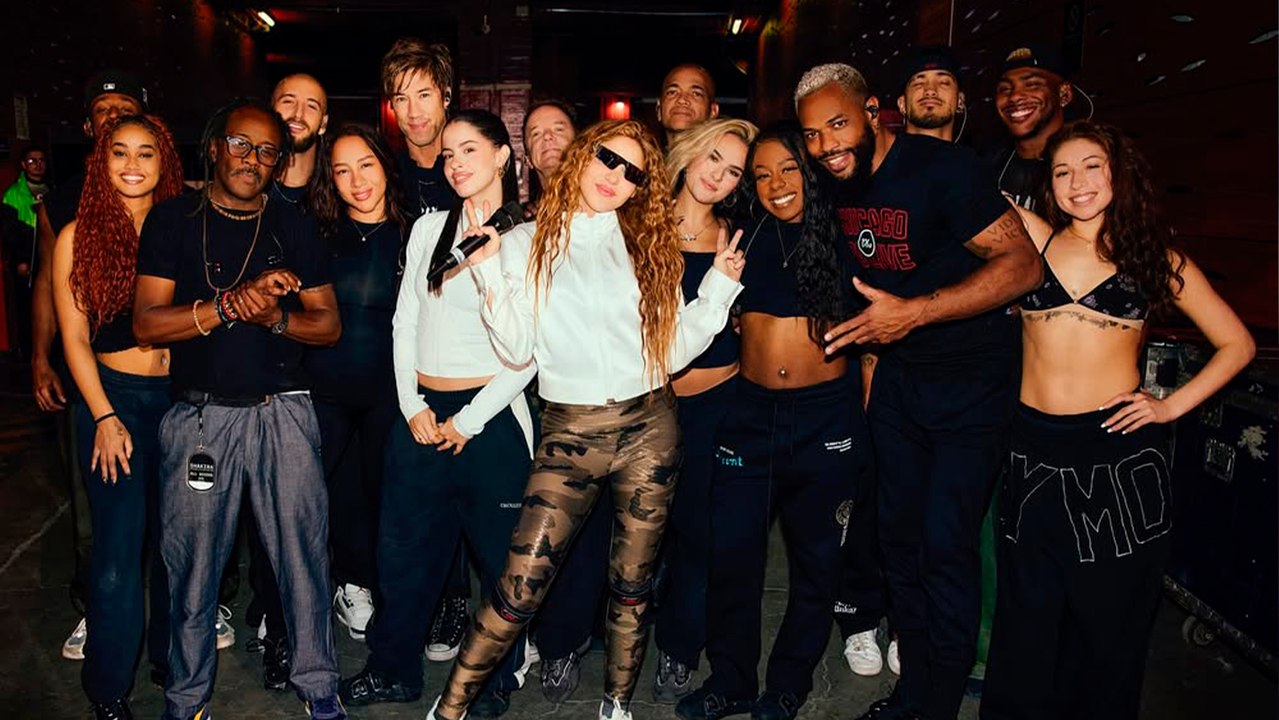 Shakira celebra su Grammy mientras sus bailarines la sorprenden con flores