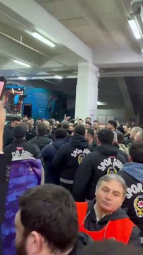 Maç sonrası Fenerbahçeli Mert Hakan Yandaş ile Samet Akaydin arasında arbede: Sen adam mısın