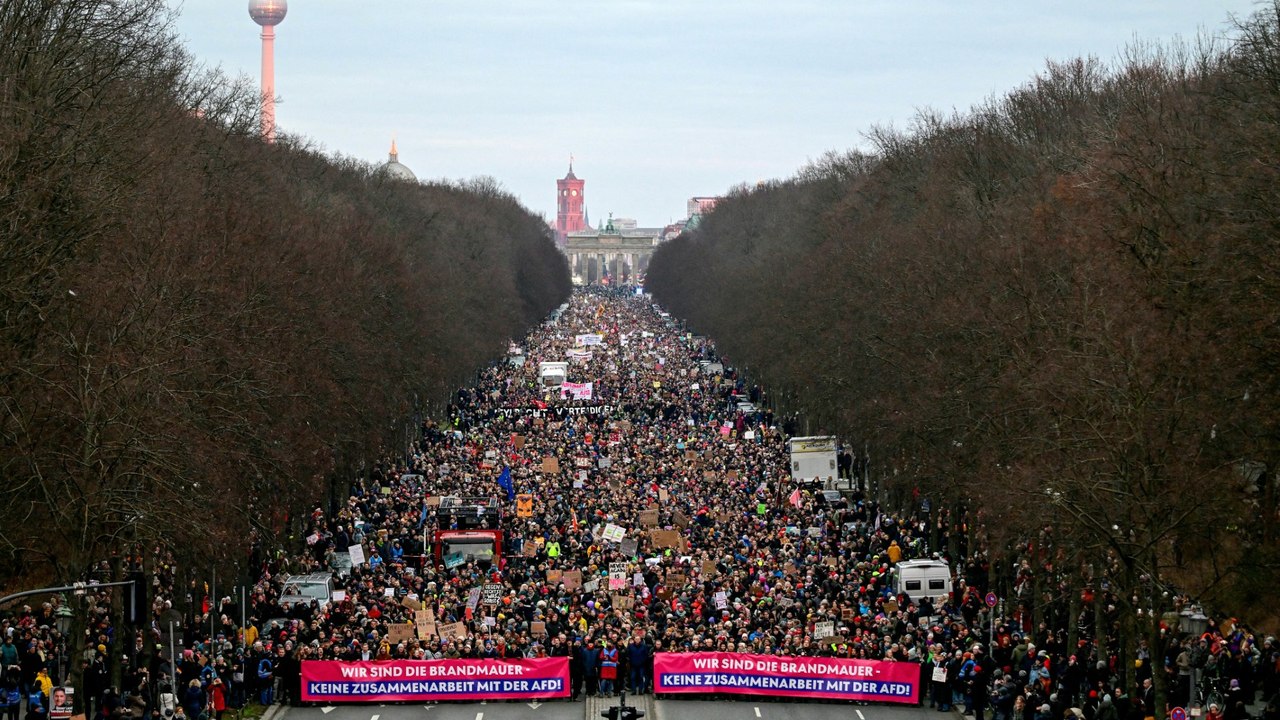 Großdemonstration 'für die Brandmauer' in Berlin