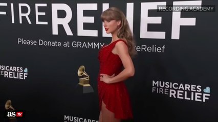 Taylor Swift hipnotiza con un espectacular vestido rojo en la alfombra roja de los Grammy